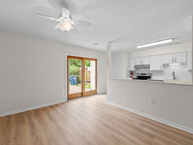 Building Photo - 2178 Mager Dr