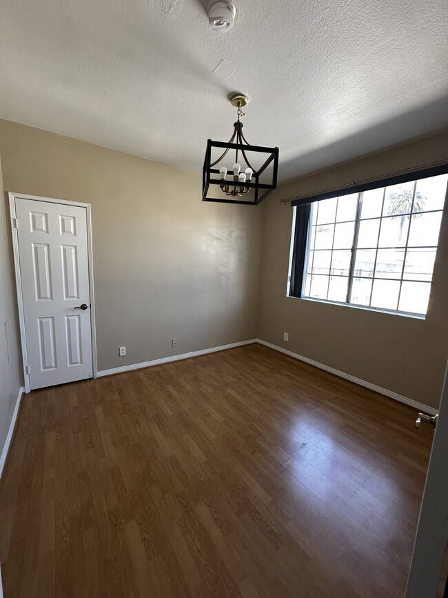 Building Photo - 458 N Oakhurst Dr