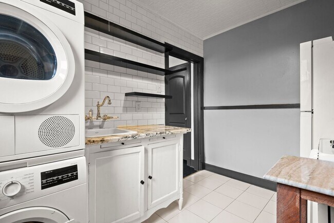 Building Photo - Renovated 2 bedroom, 1 bath Mid City condo!