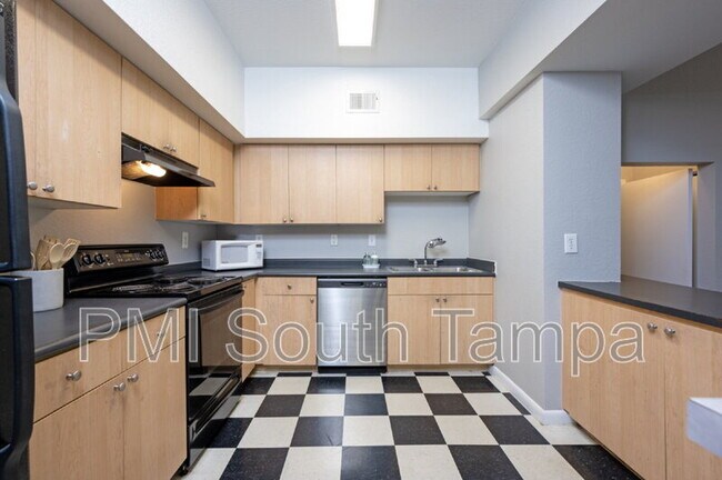 Building Photo - 2421 W Horatio St