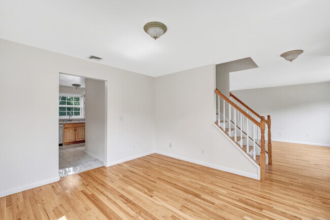 Building Photo - 18 Kathryn Dr