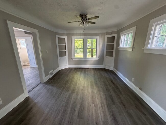 Building Photo - Charming 3-Bedroom Property in Prime Location