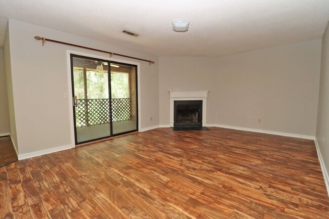 Building Photo - Spacious 2BR 2BA townhome in Village Creek!