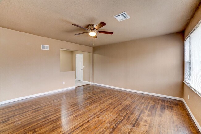 Building Photo - 3 Bed / 1 Bath in Tulsa!