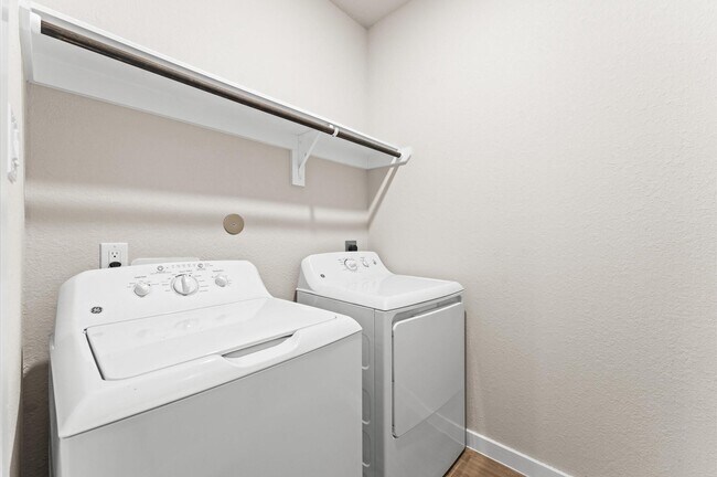 Building Photo - 818 Deerhurst Ln