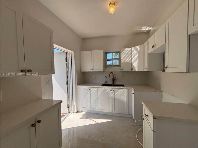 Building Photo - 521 NW 48th St