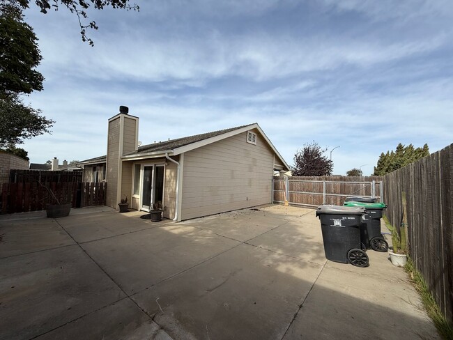 Building Photo - Single Story Home Located Near West Gate D...