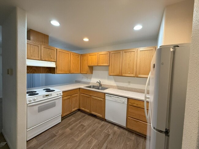 Building Photo - WARM 2 BEDROOM TOWNHOME LOCATED IN SW REDMOND!