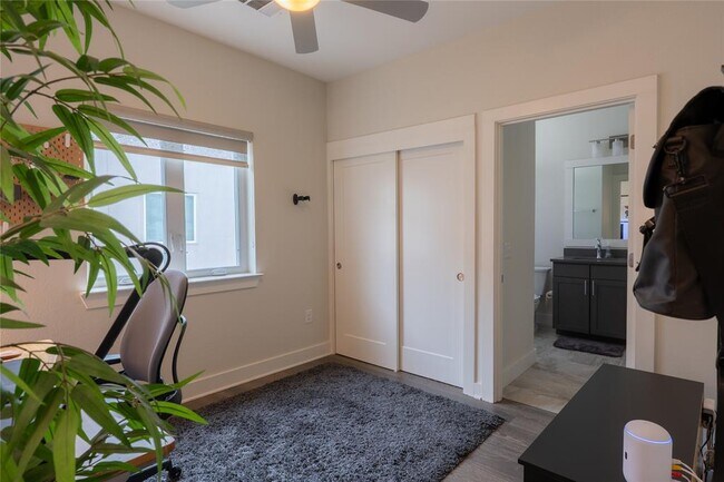 Building Photo - 2827 Manor Rd