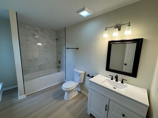 Building Photo - 4 bedroom with bonus room, 3 full bathrooms in Davenport