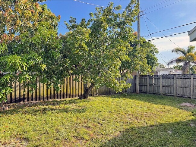 Building Photo - 1400 N 70th Way