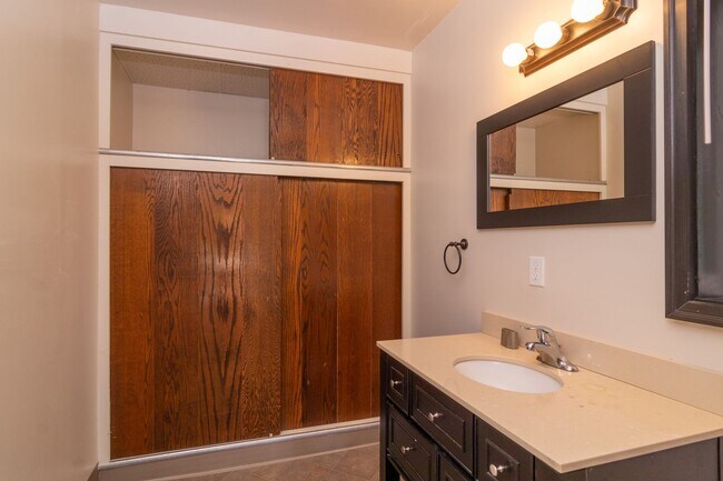 Building Photo - Luxury secondary Lake Property offering 3 beds 2.5 baths and bonus space