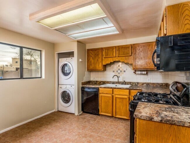Building Photo - Charming two bedroom home in NE