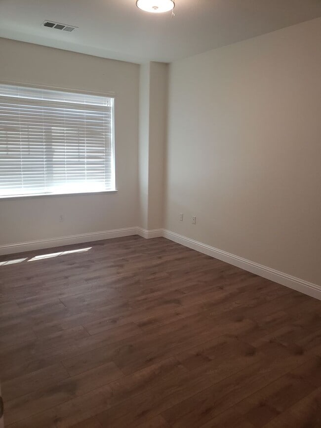 Building Photo - Newly Remodeled 3 bed 2.5 bath condo in qu...