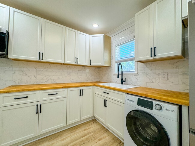 Building Photo - 711 W 44th St