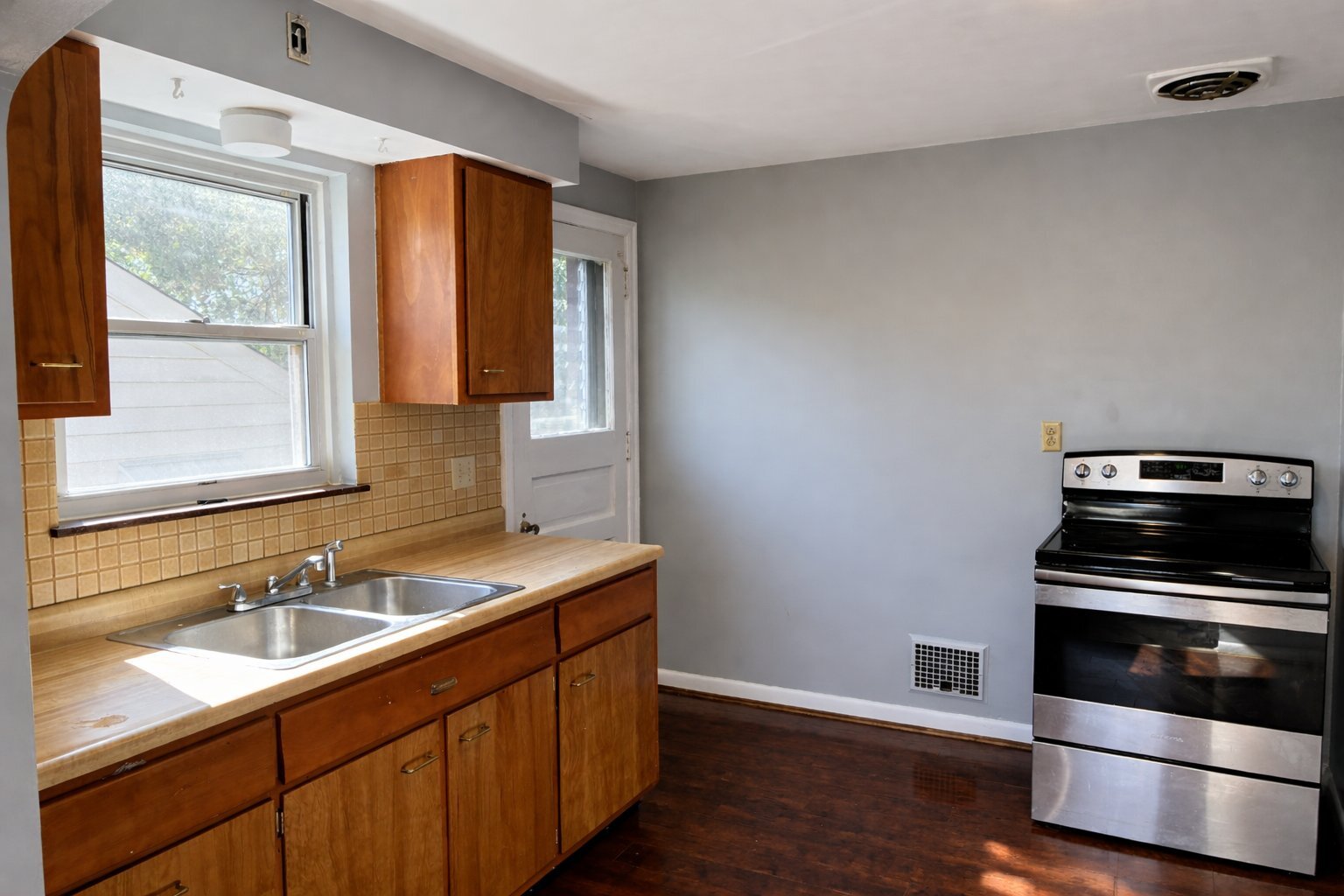 Building Photo - 5517 Surrey Ave