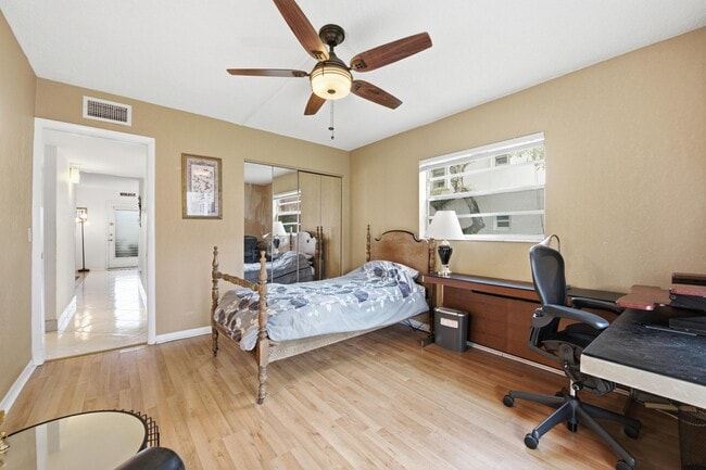 Building Photo - 441 Burgundy N