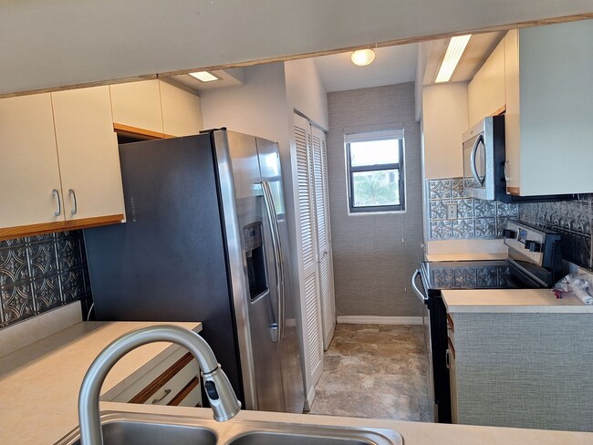 Building Photo - BOUCHELLE ISLAND - RIVER FRONT 2BR 2BA LON...