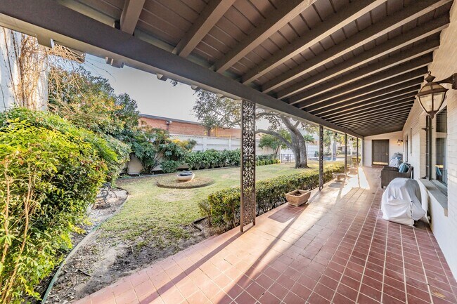 Building Photo - 2-bedroom, 2-bath condo located in the highly desirable Ridglea North neighborhood.