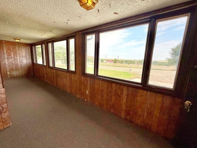 Building Photo - Roomy 3 bedroom, 2 bath with double garage