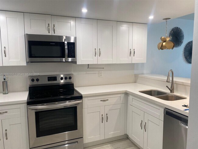 Building Photo - 5880 Collins Ave