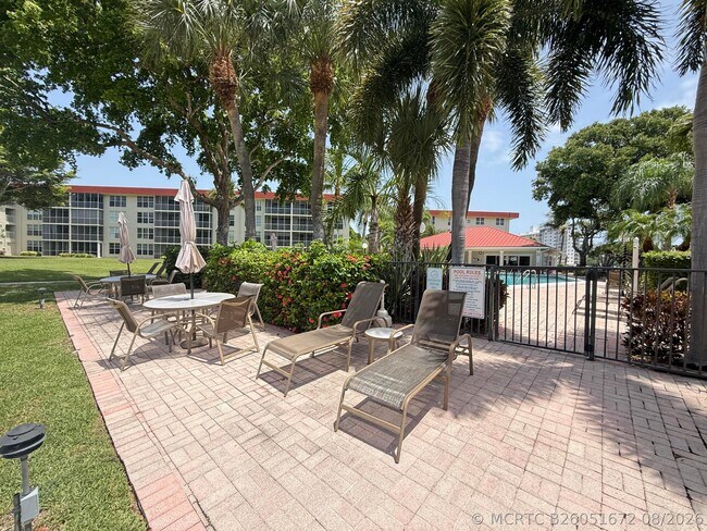 Building Photo - 3180 NE 48th Ct