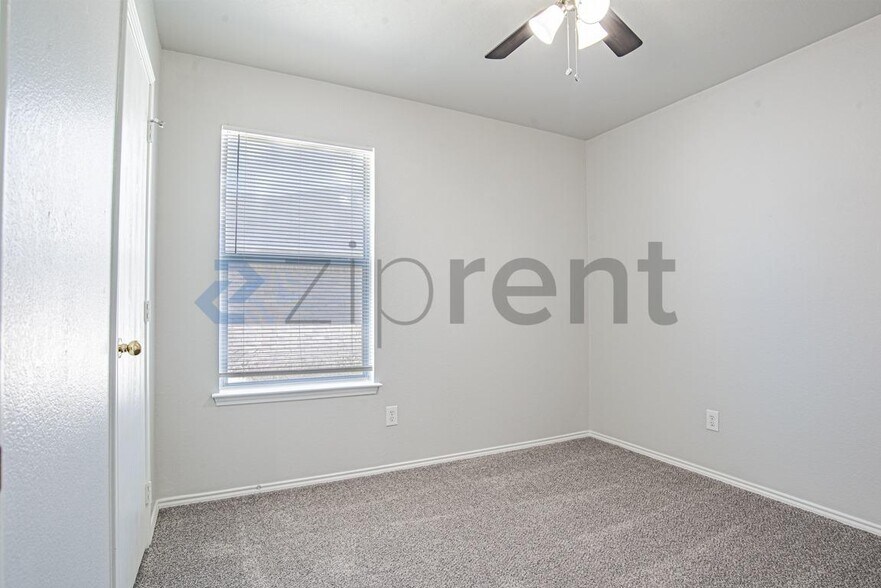 Building Photo - Unit