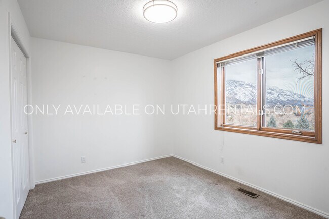Building Photo - 1160 E 40 N St