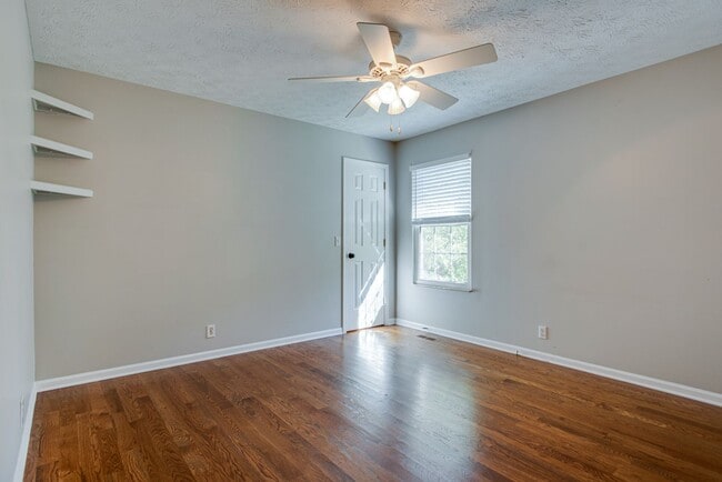 Building Photo - 3 Bed 2 Bath w/bonus room and fence for $2...