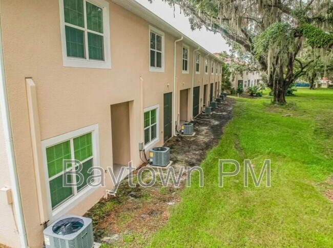 Building Photo - 1122 Hillhurst Dr