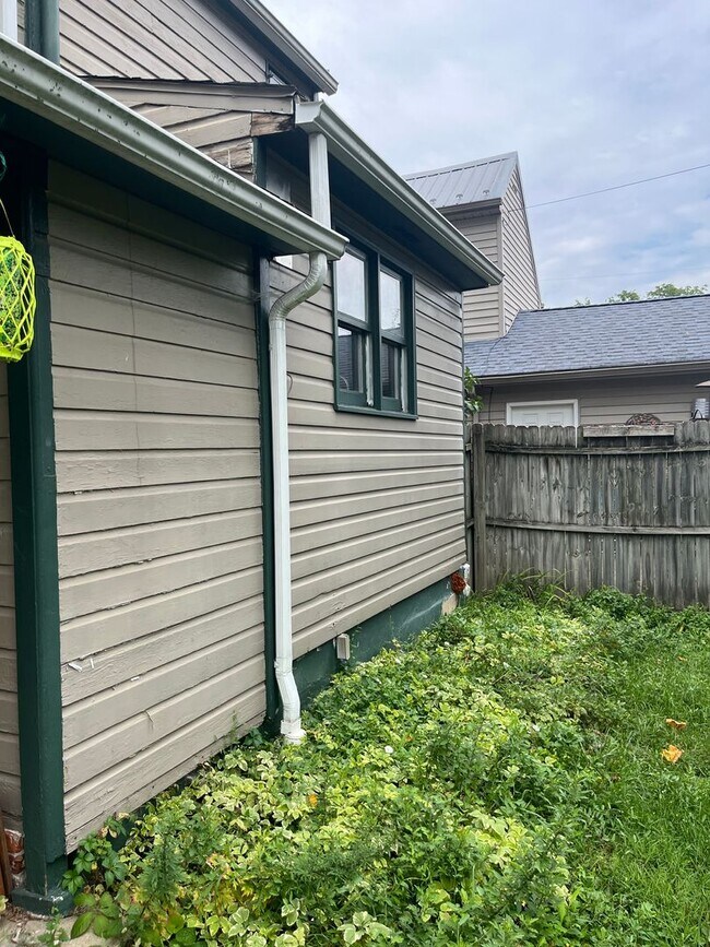 Building Photo - Spacious 4-5 Bedroom, 1.5 Bathroom 2-Story...
