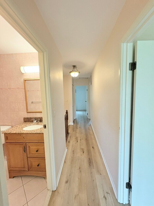 Building Photo - 424 Mallard Dr