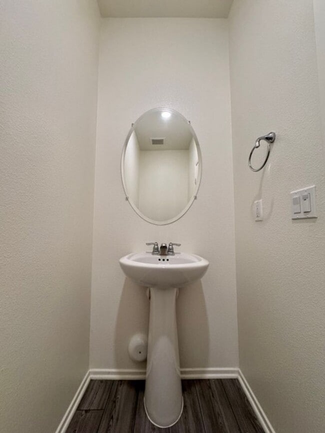 Building Photo - Spacious 3 Bedroom, 2.5 Bathroom Townhome ...