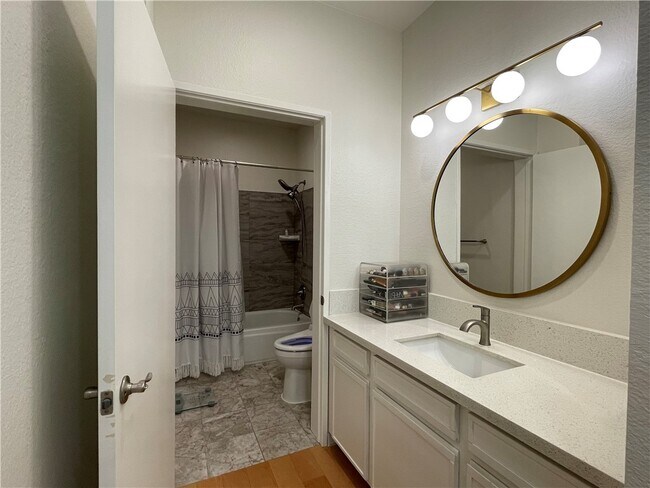 Building Photo - 533 S St Andrews Pl