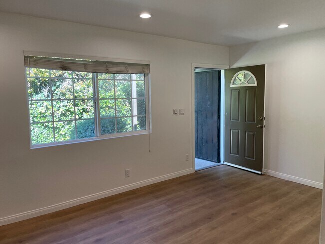 Building Photo - 410 Rose Ave