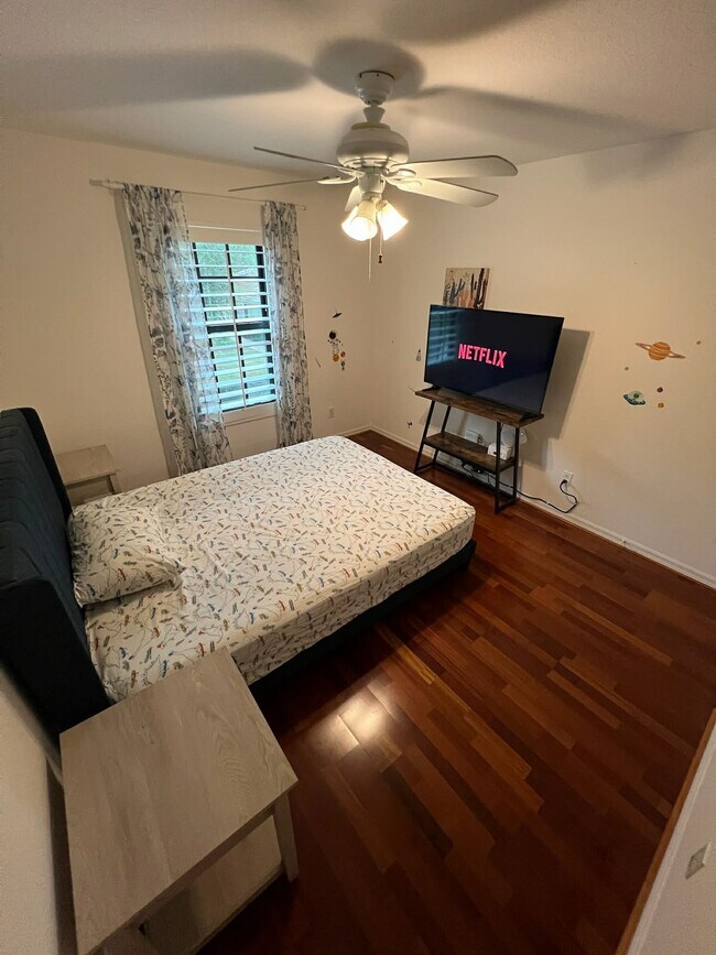 Building Photo - 7575 Meadow Lakes Dr