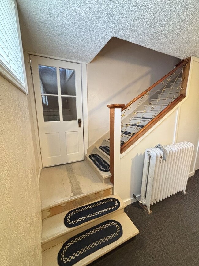 Building Photo - Make This House Your Home—Deposit Moves Yo...