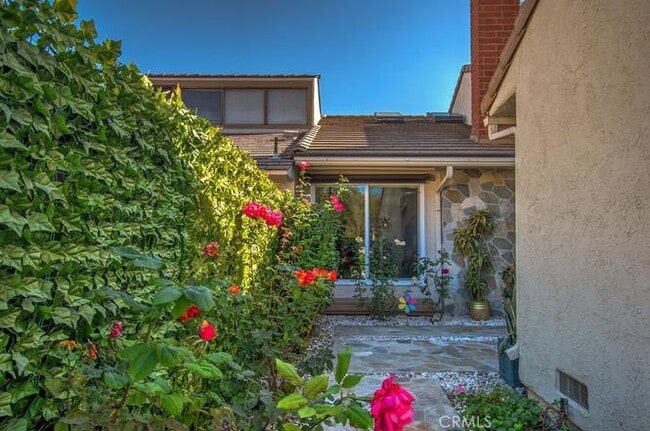 Building Photo - 12 Gumwood