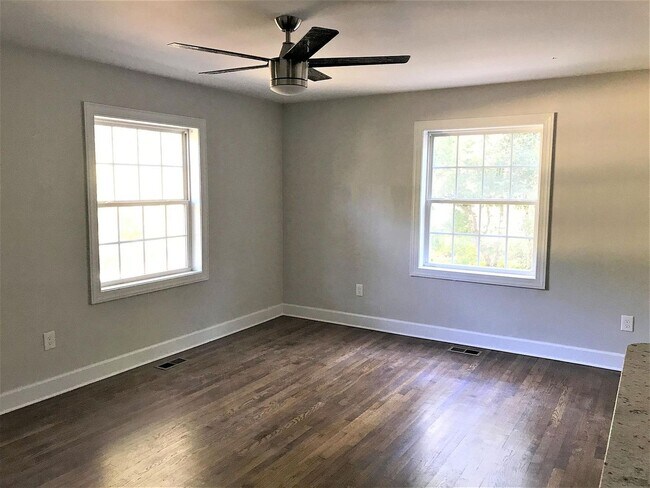 Building Photo - Room for Rent in 3 Bedroom Home at Webster St
