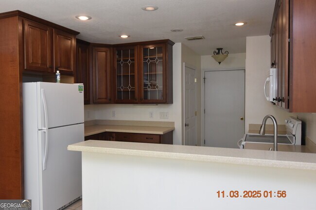 Building Photo - 202 Hallowes Dr S