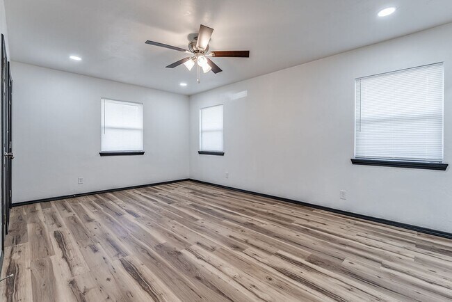 Building Photo - 1501 NE 33rd St