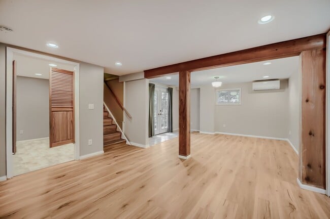 Building Photo - Charming 1bed/2bath Home with Lowel Level Bonus Room in West Seattle!