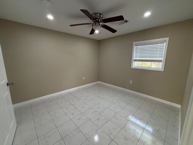 Building Photo - 3 Bedroom 2 Bath with Separate Mother in Law Suite