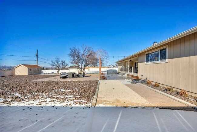 Building Photo - FULLY FURNISHED MOUNTAIN VIEW RETREAT with HOT TUB, RV PARKING & NO HOA