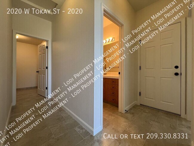 Building Photo - 2020 W Tokay St