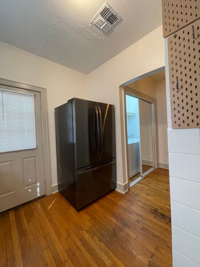 Building Photo - 713 E Elmira St