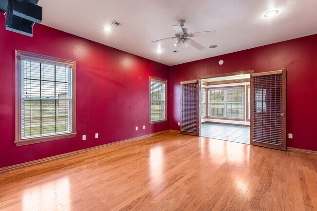 Building Photo - Beautiful spacious 3 bedroom home with a p...