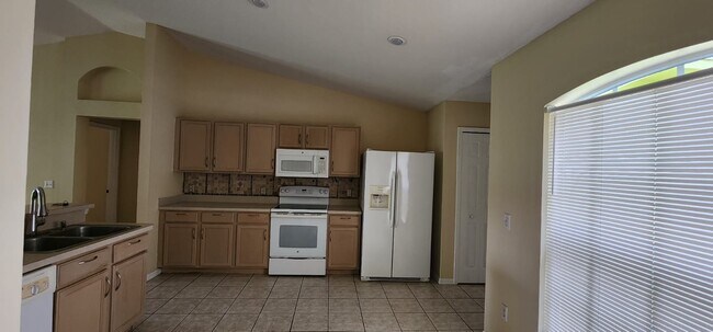 Building Photo - 6122 NW E Deville Cir