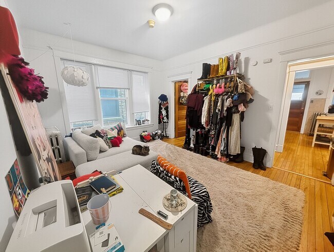Building Photo - Very Spacious 2 BR/1 BA in Wrigleyville