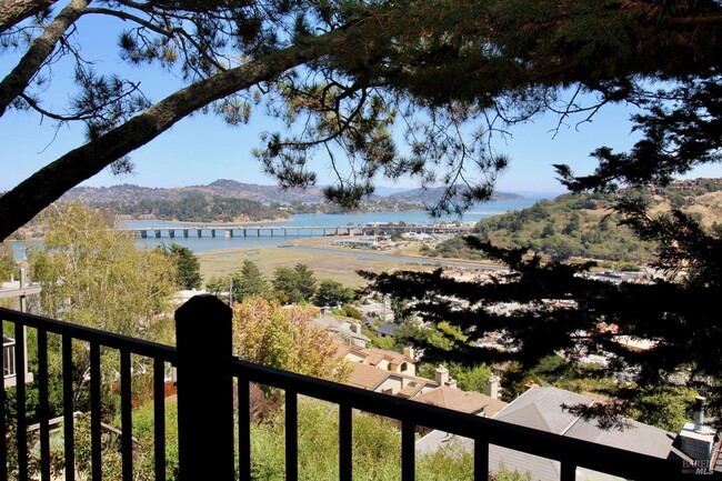 Building Photo - 201 Cleveland Ct